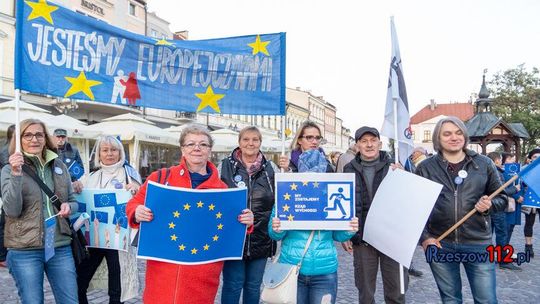 Rzeszów. Manifestacja na rynku przeciwko wyjściu Polski z UE
