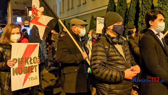 Rzeszów. Protest pod hasłem #AniJednejWiecej