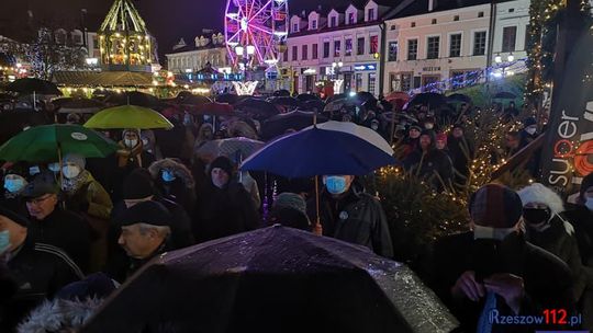 Lex TVN przyjęte. Rzeszowianie protestowali na Rynku