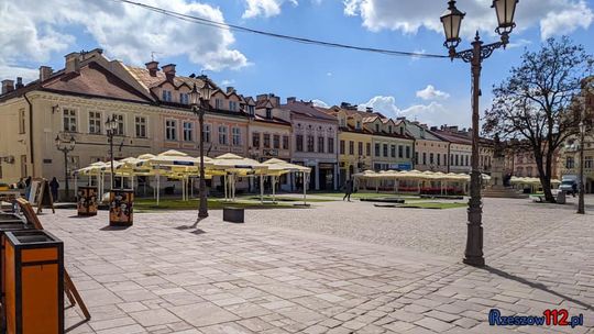 Na rynku w Rzeszowie ruszył montaż ogródków letnich