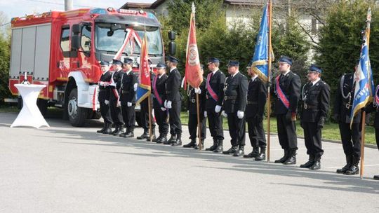 Przekazanie nowego wozu strażackiego dla OSP Brzezówka