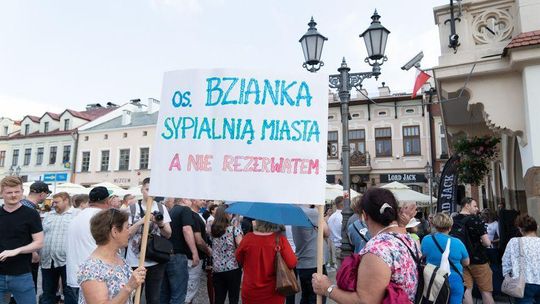 Protest mieszkańców Rzeszowa na rynku przeciwko nowemu studium