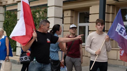 Awantura na proteście OPZZ ws. podwyżek dla budżetówki