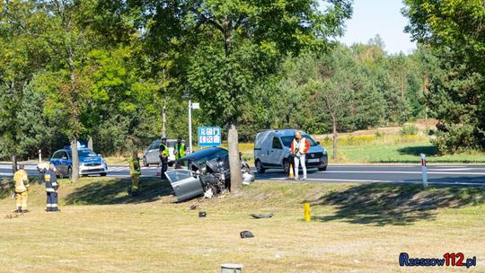 Wypadek w Widełce. Hyundai wbił się w drzewo