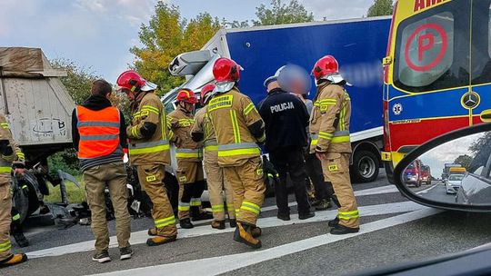 Głogów Młp. zderzenie samochodu dostawczego z TIR-em typu wanna