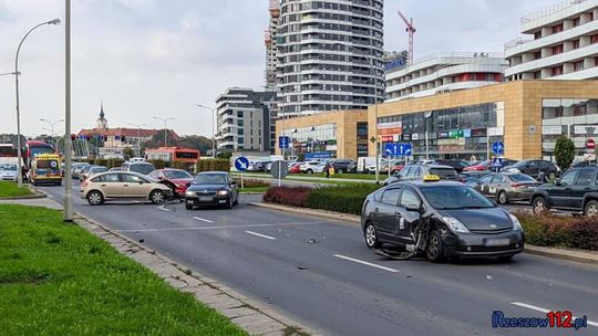 Zderzenie toyoty z taksówka na al. Kopisto w Rzeszowie