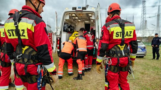 Strażacy na wysokości zadania. Ewakuowali rannego mężczyznę ze słupa