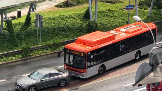 Kolizja autobusu MPK i audi pod okrągłą kładką. Są utrudnienia w ruchu [ZDJĘCIA]