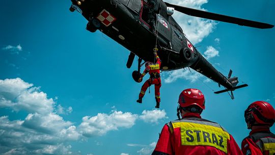 Wojskowy helikopter zawisł nad Rzeszowem w okolicy S19 [ZDJĘCIA]