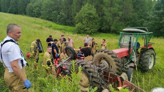 Wypadek traktorzysty koło cmentarza. Ciągnik przygniótł mężczyznę [ZDJĘCIA]