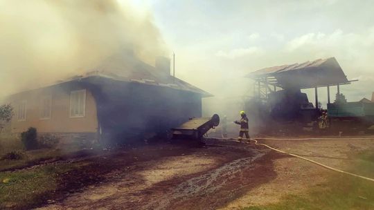 Pożar zabudowań na Podkarpaciu. Ciężka akcja strażaków [ZDJĘCIA]