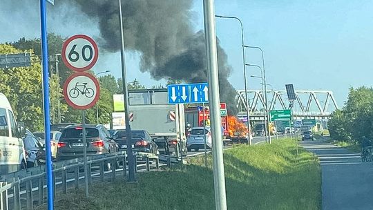 Pożar samochodu w Rudnej Małej. Auto spłonęło doszczętnie [ZDJĘCIA]