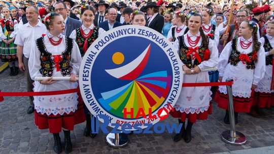 Korowód XIX Światowego Festiwalu Polonijnych Zespołów Folklorystycznych