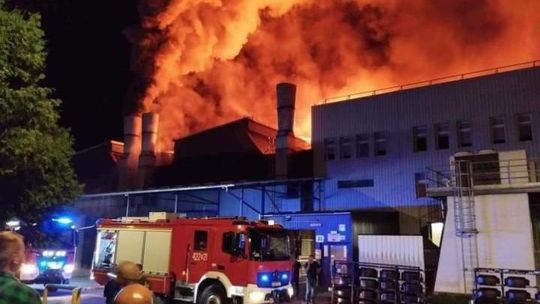 Pożar zakładu oponiarskiego w Dębicy. Kłęby dymu nad miastem [ZDJĘCIA]