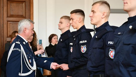 15 nowych policjantów złożyło ślubowanie. Wkrótce rozpoczną służbę [ZDJĘCIA]