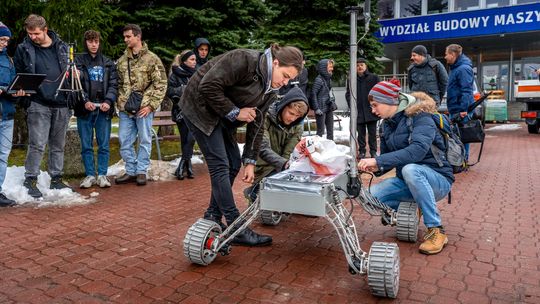 Studenci Politechniki wysłali listy za pomocą łazika marsjańskiego [ZDJĘCIA]