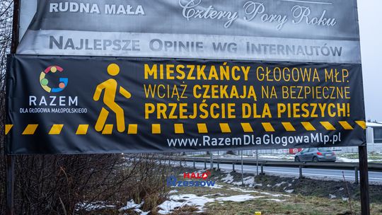 Głogów Młp. Przebiegają przez ruchliwą drogę krajową żeby zdążyć na pociąg...