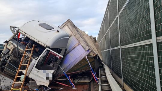 Poważny wypadek ciężarówki na A4 w Boreczku [ZDJĘCIA]