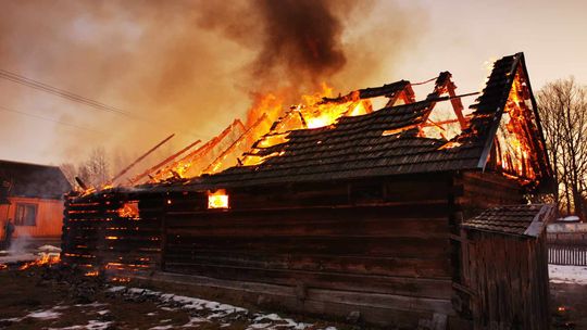 Pożar drewnianego domu w Majdanie Sieniawskim [ZDJĘCIA]