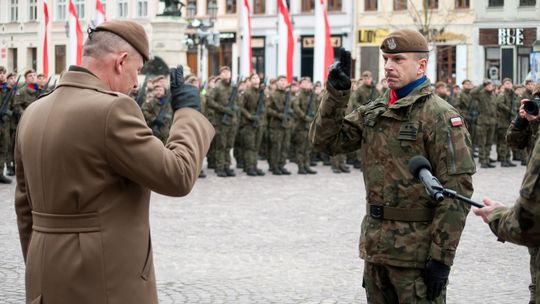 Żołnierze 3. Podkarpackiej Brygady Obrony Terytorialnej złożyli przysięgę na rynku w Rzeszowie