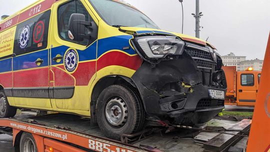 Wypadek karetki z samochodem osobowym w centrum Rzeszowa [FOTO]