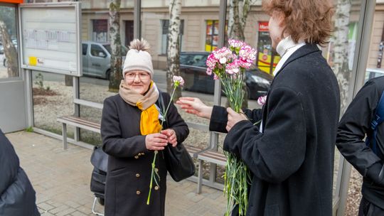 Dzień Kobiet w Rzeszowie. Zabytkowy Jelcz, kwiaty i moc radości [ZDJĘCIA]