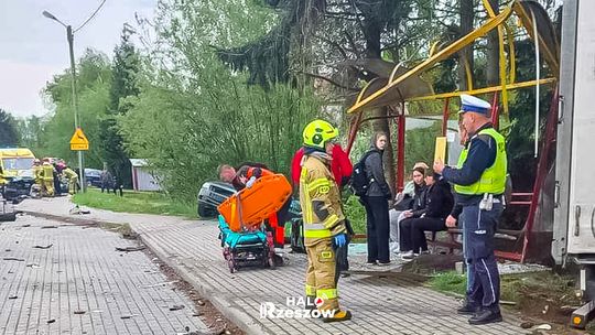 POWAŻNY WYPADEK W TYCZYNIE. 8 OSÓB RANNYCH! [FOTO]