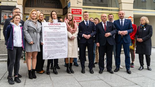 Kandydaci na prezydenta Rzeszowa podpisali kontrakt dla NGO