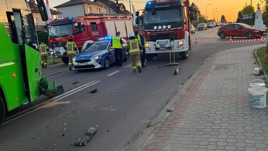 Zderzenie autobusu z samochodem osobowym w Sędziszowie Młp.