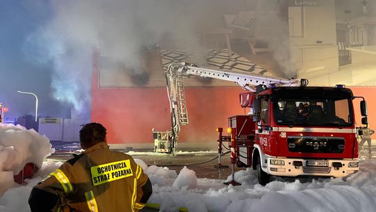 Drugi dzień gaszenia pożaru marketu budowlanego w Krośnie