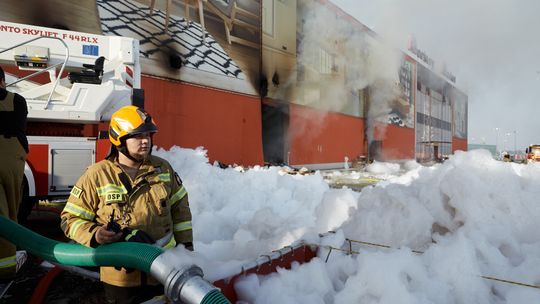 Kryzys w Krośnie. Trwa druga doba pożaru marketu! [ZDJĘCIA]