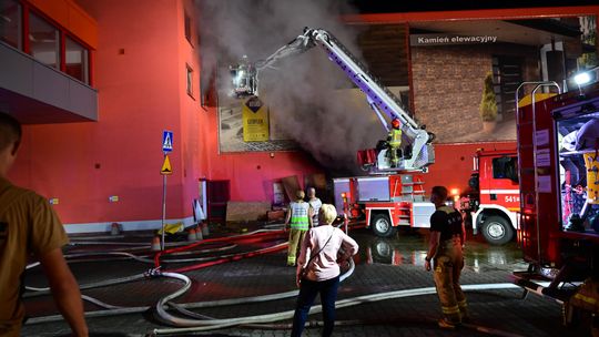 Wojewoda na miejscu pożaru marketu Merkury w Krośnie