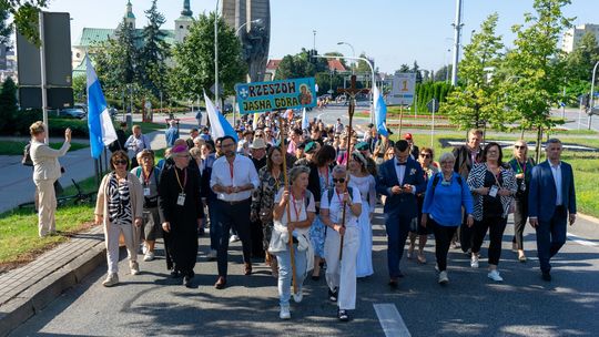 Fotorelacja z 47 Pielgrzymki na Jasną Górę. Na czele Para Młoda i politycy [ZDJĘCIA]