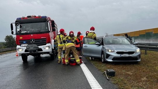 Samochód uderzył w bariery na autostradzie A4 w Rudnej Małej [ZDJĘCIA]