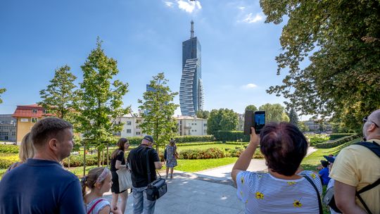 Montaż iglicy na wieżowcu Olszynki Park w Rzeszowie. Zobacz zdjęcia z pierwszego dnia prac