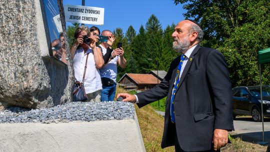 Baligród. Odsłonięcie kamiennego pomnika ku czci Żydów Baligrodzkich