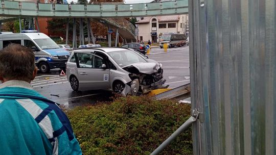 Zderzenie dwóch samochodów pod okrągłą kładką w Rzeszowie [ZDJĘCIA]