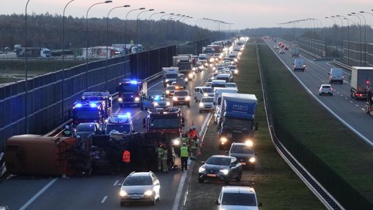 Bratkowice. Wypadek ciężarówki na autostradzie A4 [ZDJĘCIA]