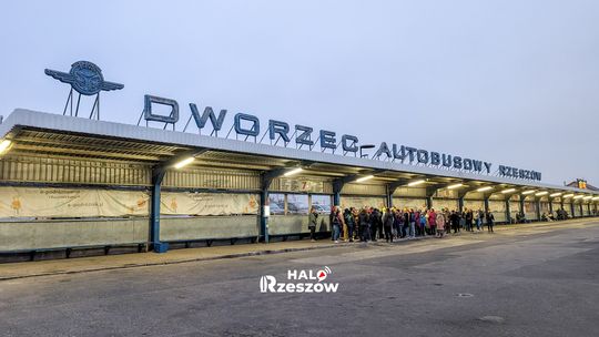 Nowy Wspaniały Rzeszów: wspólne zdjęcie przed rzeszowskim dworcem PKS