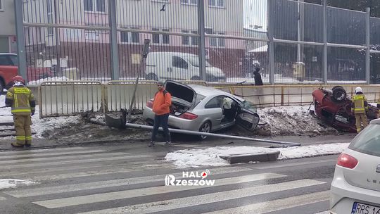 Wypadek w Świlczy. Dachowanie po zderzeniu z latarnią