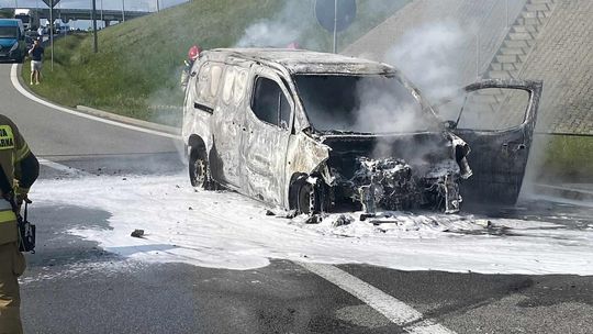 Pożar samochodu na zjeździe z S19 pod Rzeszowem [ZDJĘCIA]