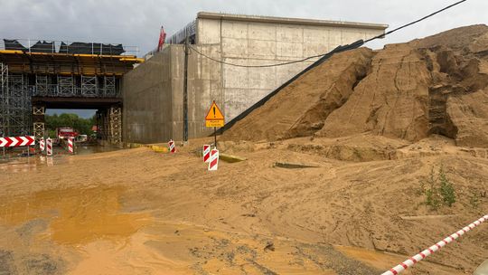 Samochód utknął w błocie pod wiaduktem S19 [FOTO]