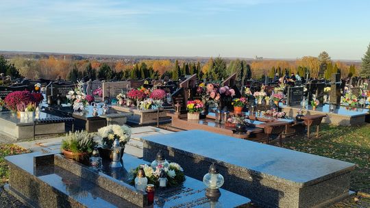 Cmentarz Wilkowyja w przeddzień Wszystkich Świętych 2025 [FOTORELACJA]