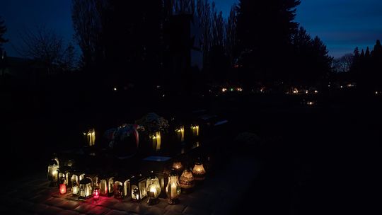 Cmentarz Wilkowyja nocą. Wszystkich Świętych 2025 [FOTORELACJA]
