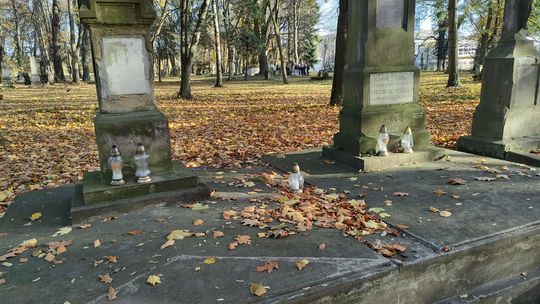 Stary Cmentarz w Rzeszowie w przeddzień Wszystkich Świętych [FOTORELACJA]
