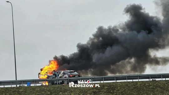 Wypadek i pożar na S19. Dwa auta rozbite, droga do Rzeszowa zablokowana Wypadek i pożar na S19. Dwa auta rozbite, droga do Rzeszowa zablokowana