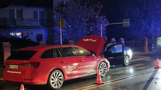 Zderzenie dwóch aut na Strażackiej w Rzeszowie. Droga jest całkowicie zablokowana
