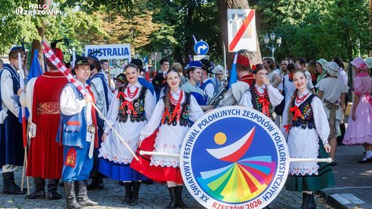 Zdjęcia. Korowód XX Festiwalu Polonijnych Zespołów Folklorystycznych przeszedł ulicami Rzeszowa
