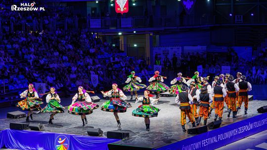 Zdjęcia. Koncert finałowy XX Festiwalu Polonijnych Zespołów Folklorystycznych w Rzeszowie