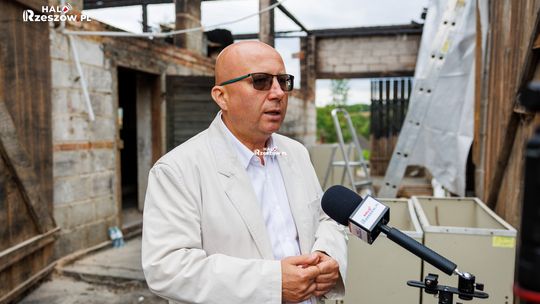 Poseł Dziedzic przekazał krowę poszkodowanym rolnikom